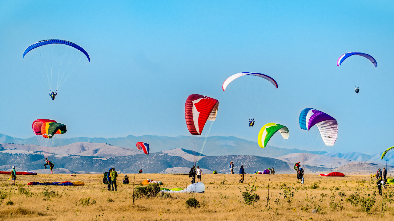 The Thrilling World of Paragliding Competitions